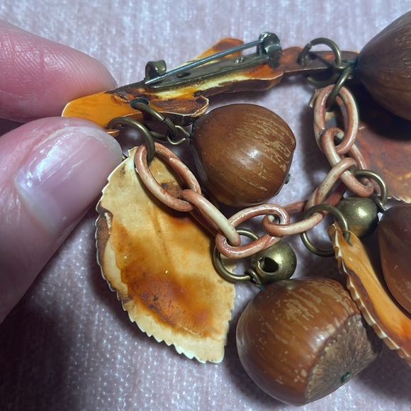 1940’s Celluloid Plastic Elegant Brown and Cream Leaf and Hazelnut Dangle Brooch - Picture 5 of 11